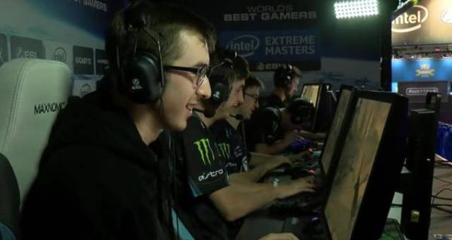 众多足球迷 众多足球迷